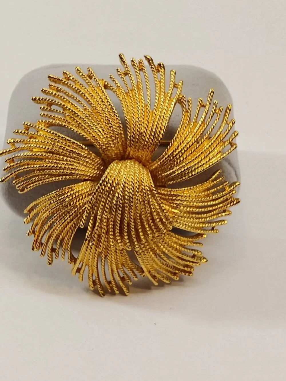 Monet Cordelia Gold Tone Vintage Wiry Wire Round Statement Piece Brooch Pin